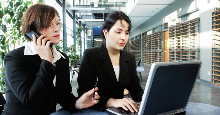 Donne che lavorano al computer